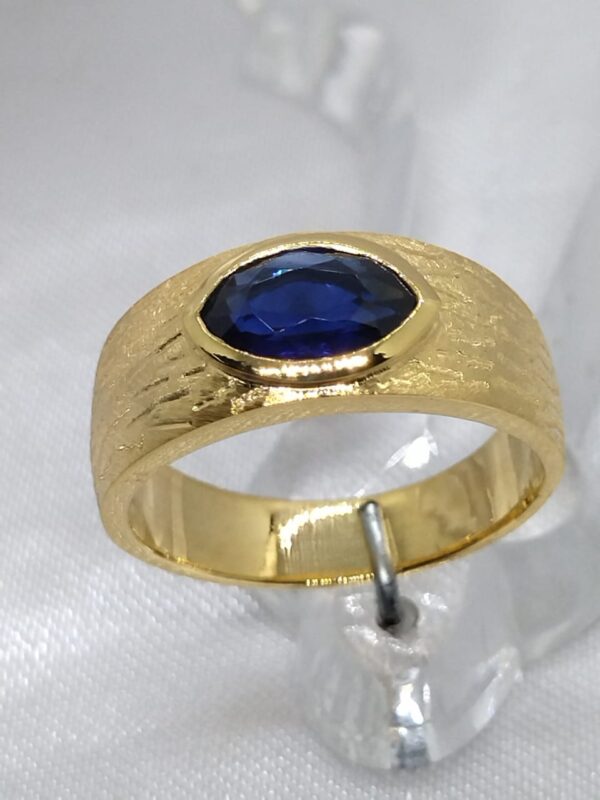 Blue sapphire ring in 14k Yellow gold